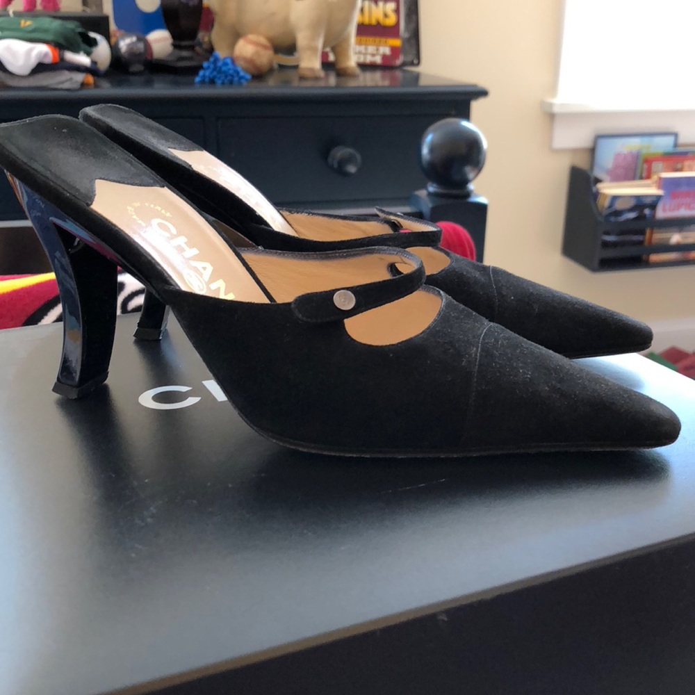 Chanel black suede kitten heels 37